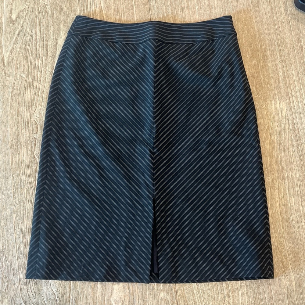 Ann Taylor LOFT Petites Woman's Black 23” Pinstriped Pencil Skirt Chevron Size 6